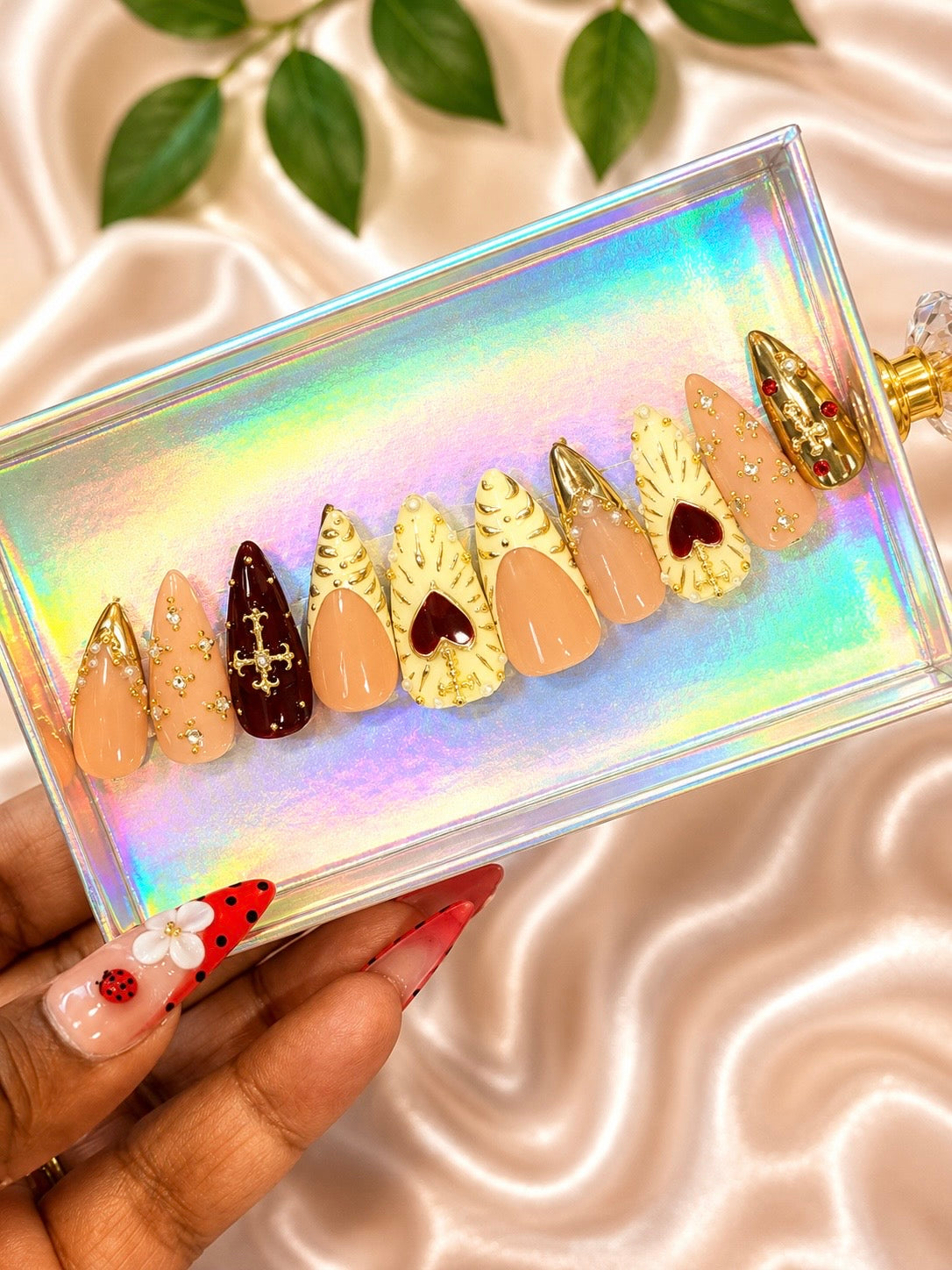 Sacred Love(Short Length) Press-On Nails