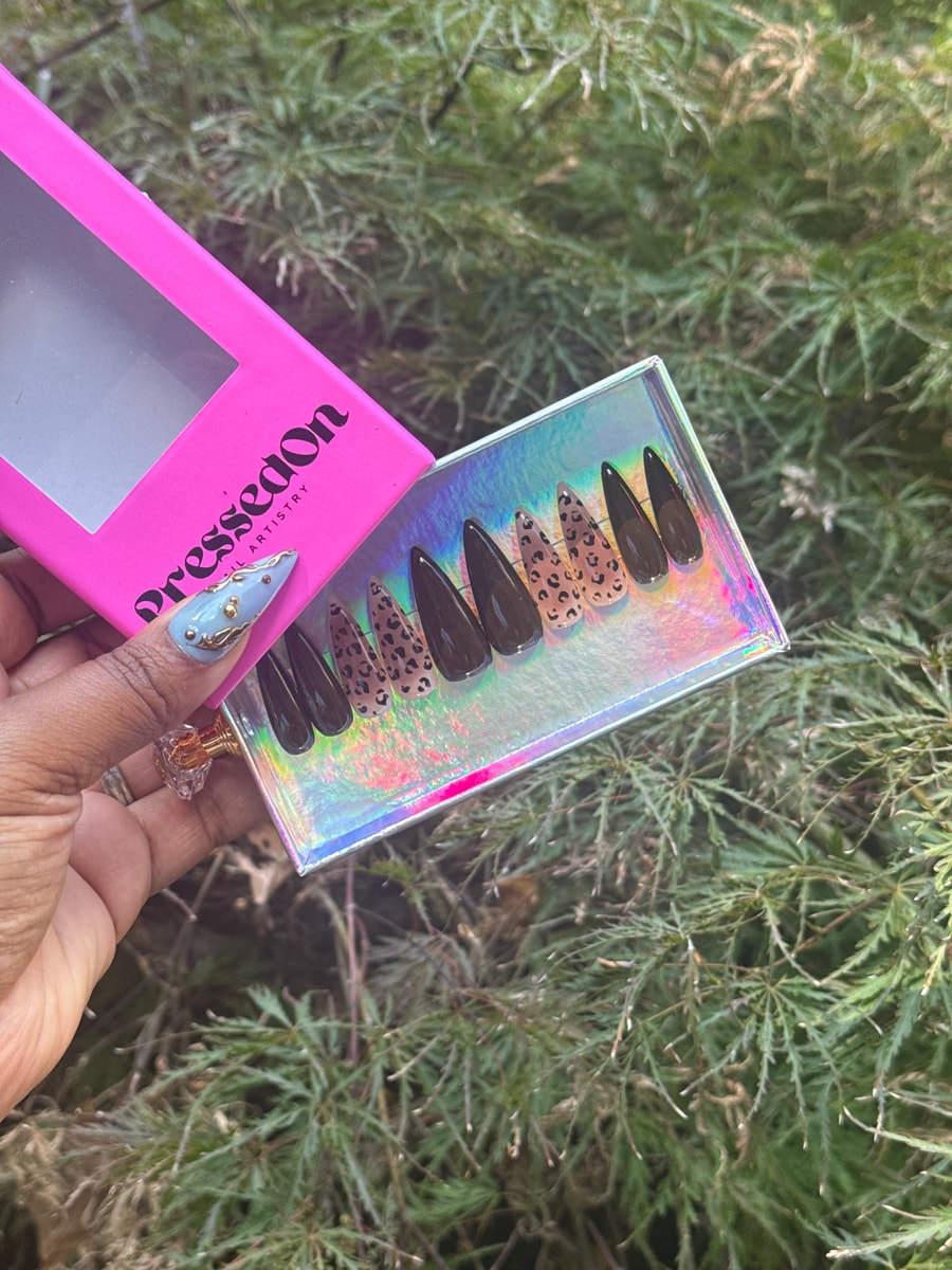 This set features short stiletto-shaped press-on nails, with alternating black and cheetah print designs.